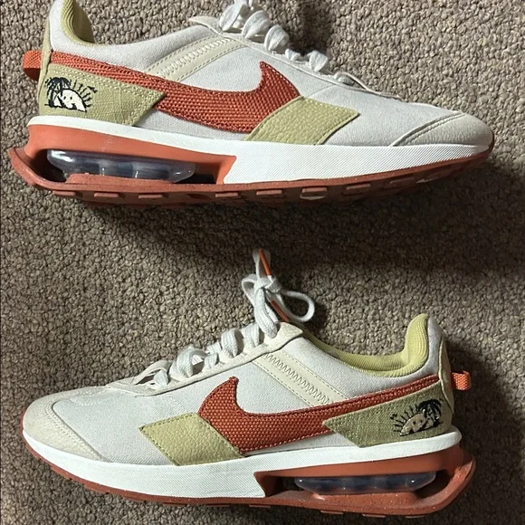 Nike Sneakers in Cream and Red